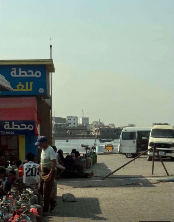 طوابير الغاز ت رهق نساء عدن أزمة مستمرة رغم الحديث عن انفراجها