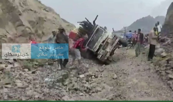 بالحبال مواطنون ينقذون سيارة انقلبت ويعيدونها إلى مسارها بالحبال مواطنون ينقذون سيارة انقلبت ويعيدونها إلى مسارها