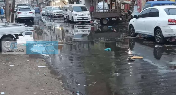 مياه المجاري تغزو شارع رئيسي بعدن مياه المجاري تغزو شارع رئيسي بعدن