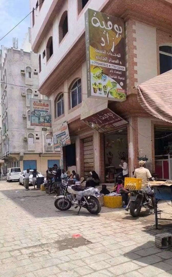 باعة القات في الشرج يتحدون قرارات السلطة ويواصلون افتراش الشارع باعة القات في الشرج يتحدون قرارات السلطة ويواصلون افتراش الشارع