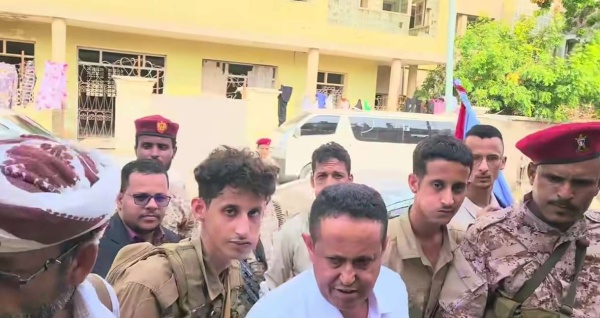 عاجل وصول رئيس الانتقالي إلى ساحة العروض بعدن عاجل وصول رئيس الانتقالي إلى ساحة العروض بعدن