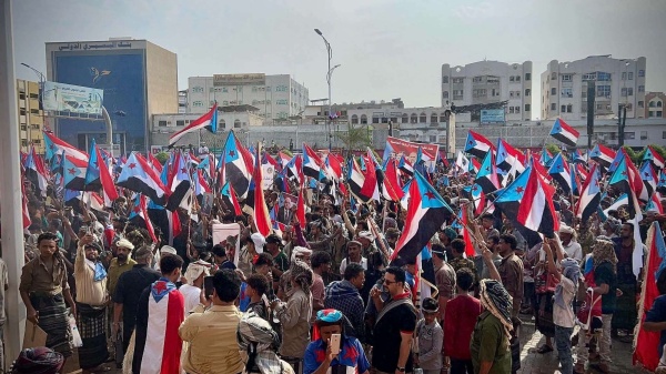 تصعيد مناطقي قيادي في الانتقالي يطالب الشماليين والسعوديين بمغادرة عدن