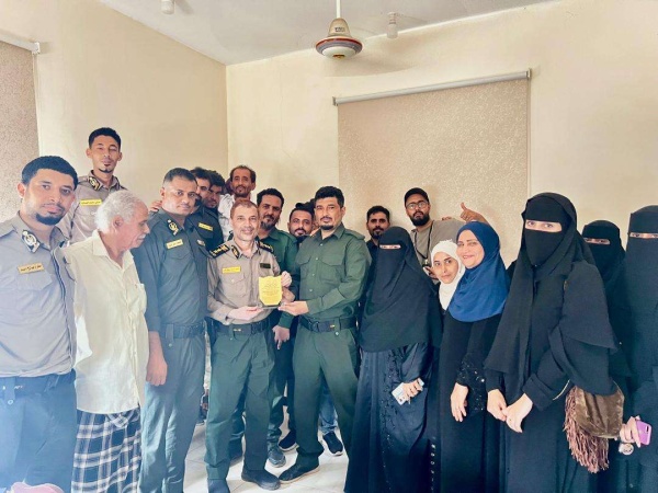 العاملون في الأحوال المدنية يكر مون العقيد العبادي العاملون في الأحوال المدنية يكر مون العقيد العبادي