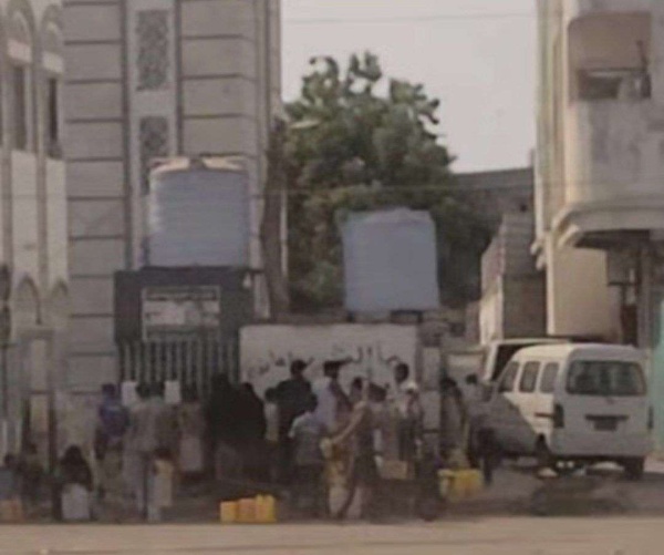 مواطنون بعدن حياتنا أصبحت كلها طوابير حتى مياه الشرب