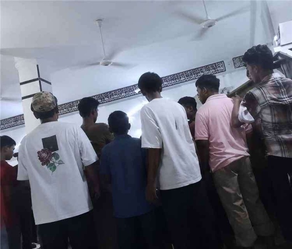 تفاصيل حصرية لواقعة تهديد شاب للمصلين بتفجير قنبلة داخل مسجد النور في كريتر تفاصيل حصرية لواقعة تهديد شاب للمصلين بتفجير قنبلة داخل مسجد النور في كريتر