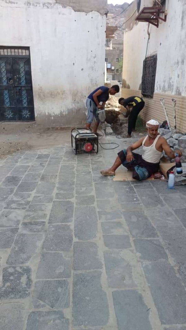 بدء أعمال صيانة شبكة المجاري في الوحدة السكنية بشارع أروى بكريتر