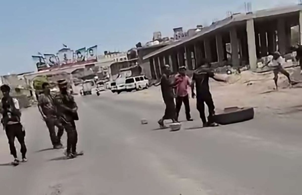 عاجل عناصر تابعة للانتقالي المنحل تعترض موكب وزير الدفاع في الضالع عاجل عناصر تابعة للانتقالي المنحل تعترض موكب وزير الدفاع في الضالع
