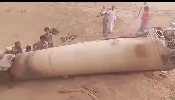 بقايا صاروخ باليستي حو ثي سقط قرب مخيم للنازحين في مأرب صورة بقايا صاروخ باليستي حو ثي سقط قرب مخيم للنازحين في مأرب صورة