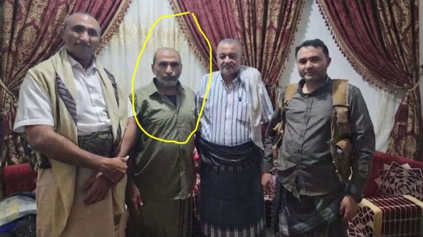 عاجل محافظ الحديدة الحوثي ينشر صورة مع اللواء فاروق الخولاني الذي تم قتل ابنه وبنته بالمخا عاجل محافظ الحديدة الحوثي ينشر صورة مع اللواء فاروق الخولاني الذي تم قتل ابنه وبنته بالمخا