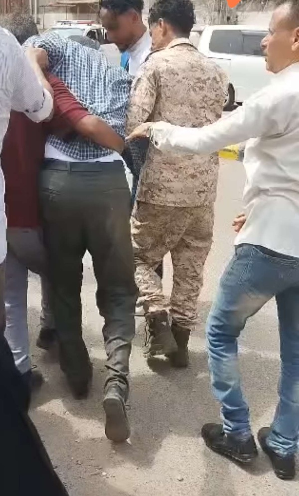 عاجل قوات امنية تقتحم مقر اتحاد نقابات عمال الجنوب بالمعلا واصابة رئيسه عاجل قوات امنية تقتحم مقر اتحاد نقابات عمال الجنوب بالمعلا واصابة رئيسه