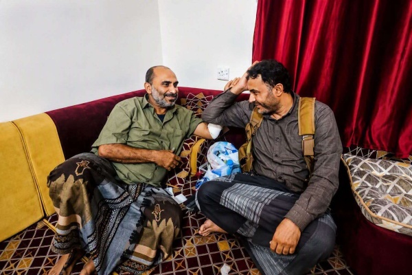 مقتل نجل قائد الفرقة الأولى مشاة بالمقاومة الوطنية متأثرا بإصابته بكمين حوثي في المخا مقتل نجل قائد الفرقة الأولى مشاة بالمقاومة الوطنية متأثرا بإصابته بكمين حوثي في المخا