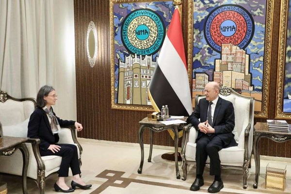 رئيس مجلس القيادة يؤكد قدرة الدولة على استعادة زمام المبادرة في الساحل الغربي واستكمال تحرير كافة أراضيها رئيس مجلس القيادة يؤكد قدرة الدولة على استعادة زمام المبادرة في الساحل الغربي واستكمال تحرير كافة أراضيها
