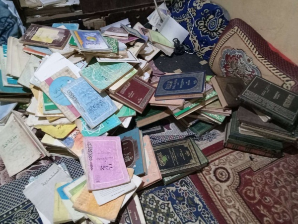 أب يعرض مكتبته للبيع لتوفير جهاز كمبيوتر لابنه الجامعي بعد عجزه عن استكمال قيمته أب يعرض مكتبته للبيع لتوفير جهاز كمبيوتر لابنه الجامعي بعد عجزه عن استكمال قيمته