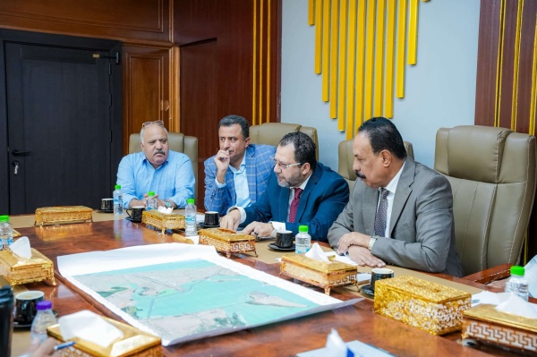 محافظ عدن يناقش مع وزيري الأشغال والكهرباء تسريع تنفيذ عدد من مشاريع الطرق والخدمات المرتبطة بها