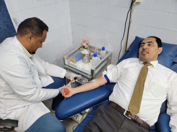 البكري يتبرع بالدم ضمن الحملة الوطنية للتبرع بالدم في عدن البكري يتبرع بالدم ضمن الحملة الوطنية للتبرع بالدم في عدن