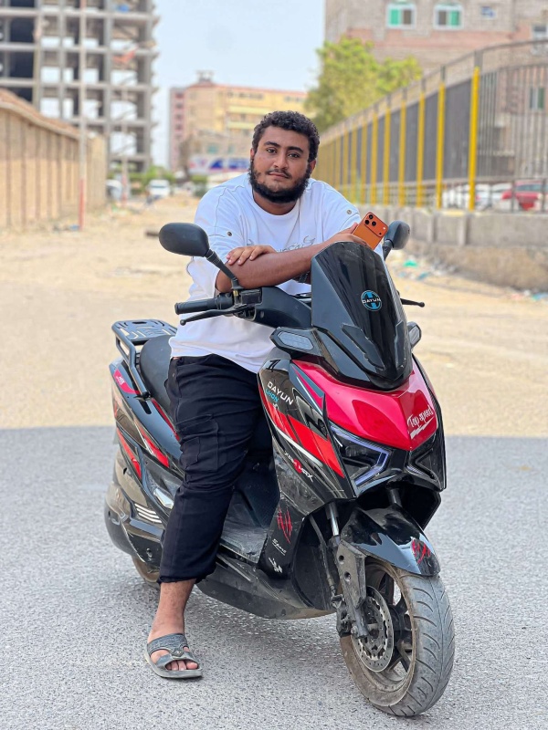 الناشط أمجد العمري يعلن إسقاط منحته الدراسية في الجامعة الألمانية بعدن الناشط أمجد العمري يعلن إسقاط منحته الدراسية في الجامعة الألمانية بعدن