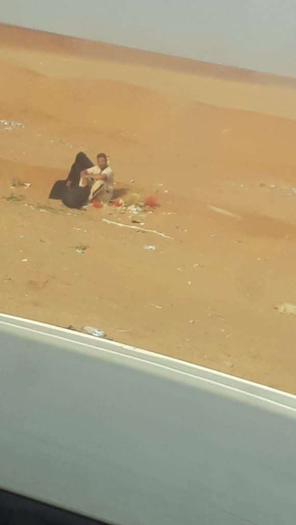 مشهد مؤلم مسافرون يمنيون يفترشون الأرض تحت حرارة الشمس في منفذ الوديعة