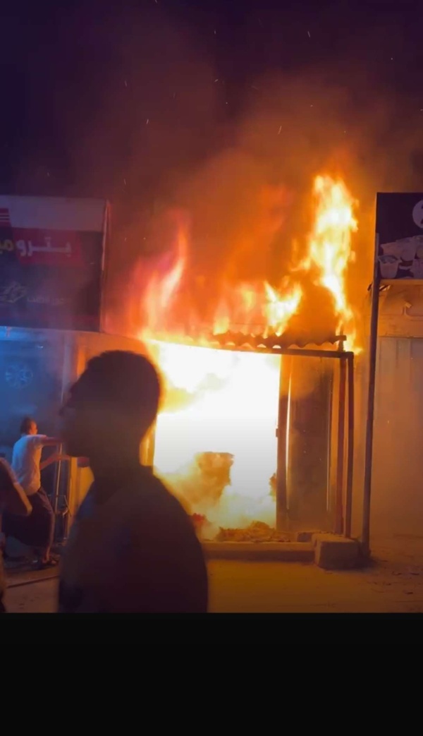 عاجل حريق ضخم يلتهم محلا في منطقة العيدروس بكريتر