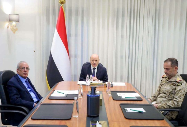 رئيس مجلس القيادة يشيد بكفاءة القوات المسلحة ويوجه بتسريع تنفيذ قراري العودة الآمنة والتعبئة العامة رئيس مجلس القيادة يشيد بكفاءة القوات المسلحة ويوجه بتسريع تنفيذ قراري العودة الآمنة والتعبئة العامة