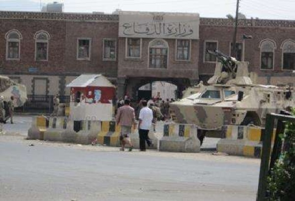 صنعاء على وقع حدث غامض إطلاق كثيف للمضادات الجوية قرب وزارة الدفاع