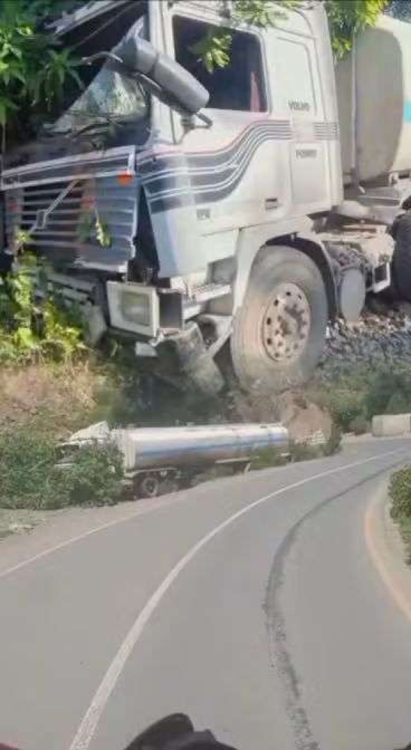 عاجل إصابة سائق إثر خروج قاطرة عن الطريق في خط الضباب بتعز