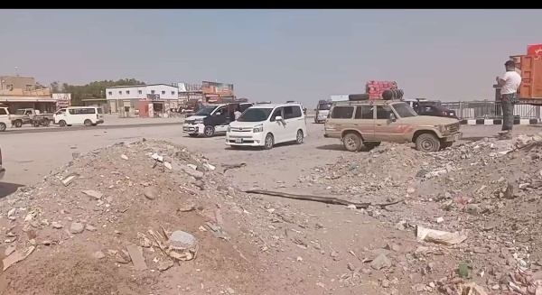 عاجل إغلاق الطريق الرابط بين عدن وتعز ومنع المسافرين من العبور عبر نقطة الهديل