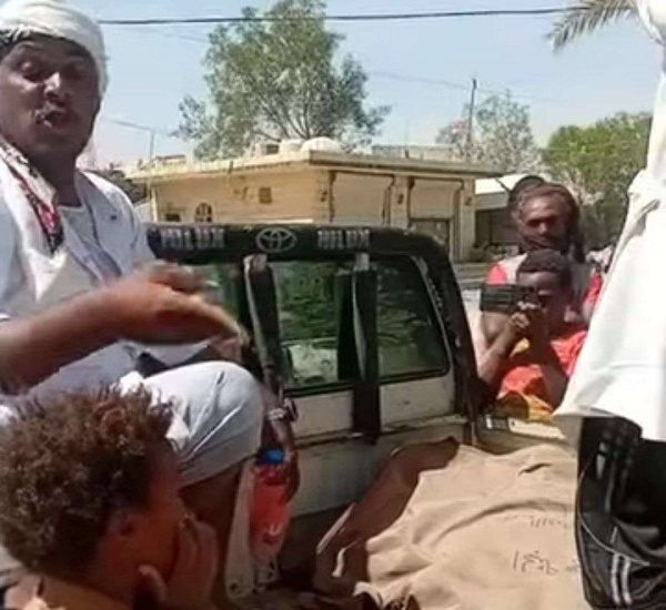 بسبب قيام الحو ثيين بأمر صادم أب يقف أمام جثمان نجله متألما