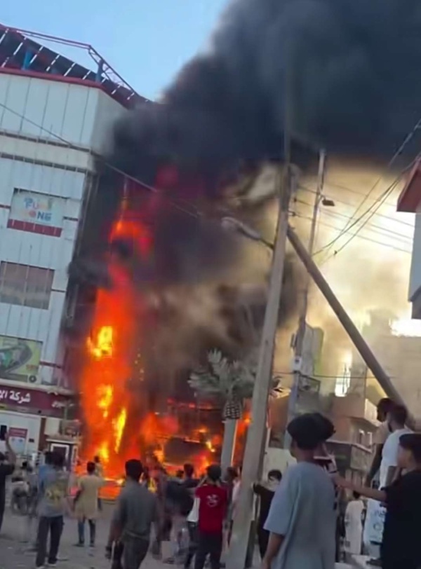 عاجل اندلاع حريق في النخيل مول بمديرية المنصورة في عدن عاجل اندلاع حريق في النخيل مول بمديرية المنصورة في عدن