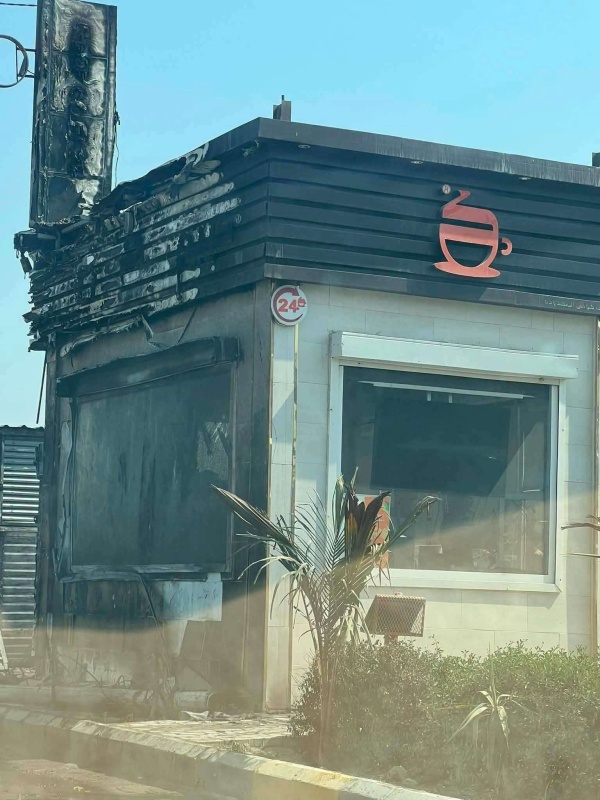 شاهد أول صورة عقب احتراق كشك بعدن