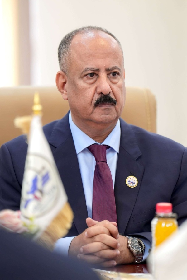 وزير النقل الحكومة تواصل أداء مهامها رغم القصف الحوثي ولن تثنيها الهجمات عن مسؤولياتها الوطنية وزير النقل الحكومة تواصل أداء مهامها رغم القصف الحوثي ولن تثنيها الهجمات عن مسؤولياتها الوطنية