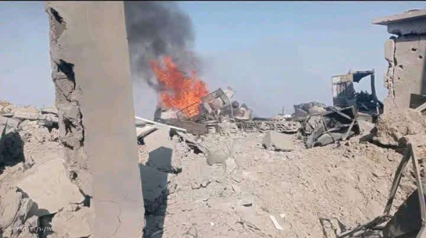 عاجل شاهد صور أولية لحظة استهداف مواقع للحو ثيين في جبل العرمة غربي تعز
