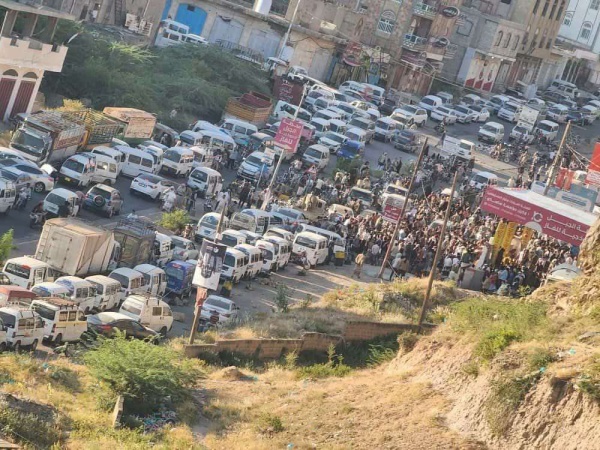 بعد انقطاعه منذ بداية الحصار تدافع كبير للمواطنين أمام محطة بتعز للحصول على الغاز المنزلي