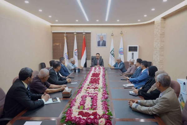 وزير الأشغال يوق ع خمسة عقود لصيانة وإعادة تأهيل طرق حيوية في أربع محافظات وزير الأشغال يوق ع خمسة عقود لصيانة وإعادة تأهيل طرق حيوية في أربع محافظات
