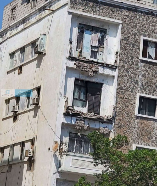 انهيار بلكونتين في عمارة عمارة بالشارع الرئيسي بالمعلا انهيار بلكونتين في عمارة عمارة بالشارع الرئيسي بالمعلا