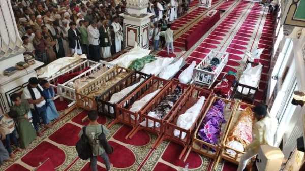 عاجل تشييع عدد من المدنيين الذين ق تلوا بقصف مليشيا الحوثي في تعز