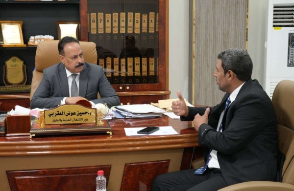 وزير الأشغال يناقش مع مدير فرع مؤسسة الطرق بشبوة سير العمل ومشروع صيانة طريق عتق بيحان