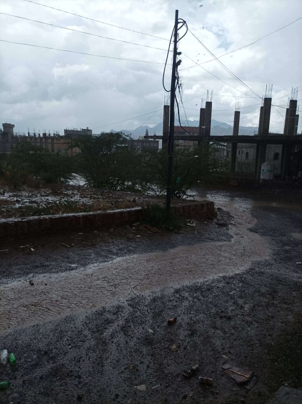 يحدث الان أمطار غزيرة تهطل على مدينة قعطبة وضواحيها في الضالع