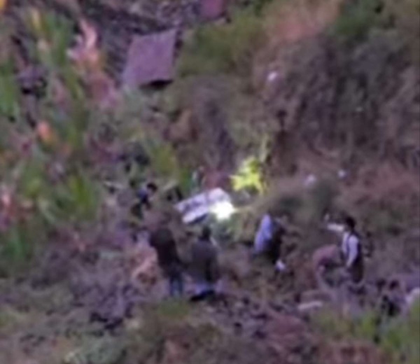 حادث مروري مروع باص يهوي من أعلى الطريق إلى المنحدر