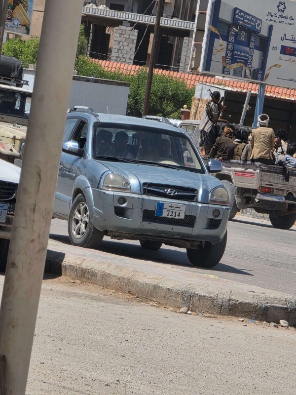 شاهد بالصور لحظة إطلاق نار كثيف يستهدف سيارة في مدينة عتق