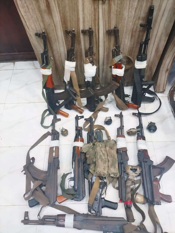 أمن عدن يضبط 11 مخالفا ويصادر أسلحتهم الشخصية خلال ملاحقة مطلقي النار في الأعراس