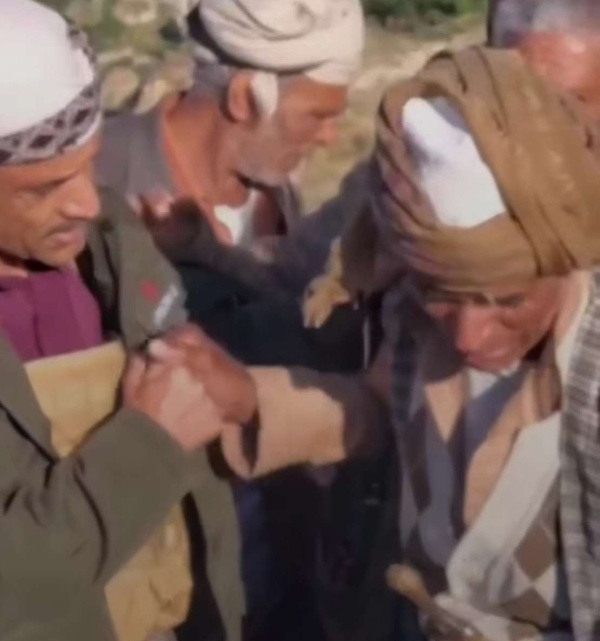 تعز والد شهيد يتعهد بالتبرع بأرضه البالغة 3 آلاف قصبة لمنع الحوثيين من دخول منطقته