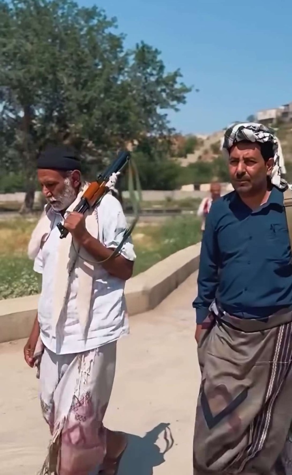 بعد إصابة نجله والد بشار الحاتمي يخرج للدفاع عن مدينة تعز بعد إصابة نجله والد بشار الحاتمي يخرج للدفاع عن مدينة تعز