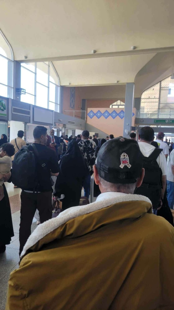 عاجل شاهد مئات المسافرين في مطار عدن الدولي وسط تهديدات حوثية بقصفه عاجل شاهد مئات المسافرين في مطار عدن الدولي وسط تهديدات حوثية بقصفه