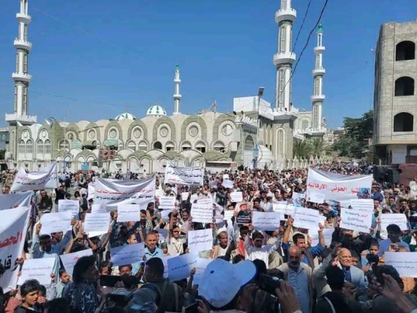 يحدث الآن وقفة احتجاجية في تعز تنديدا باستمرار الحصار الحوثي واستهداف المدنيين يحدث الآن وقفة احتجاجية في تعز تنديدا باستمرار الحصار الحوثي واستهداف المدنيين