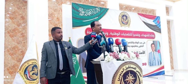 عاجل عقب احتواء أعمال شغب من قبل أنصار الانتقالي فادي باعوم يستكمل انعقاد مجلسه في المكلا عاجل عقب احتواء أعمال شغب من قبل أنصار الانتقالي فادي باعوم يستكمل انعقاد مجلسه في المكلا