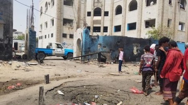 الحوثيون يستهدفون مطار عدن وقصر المعاشيق بصواريخ باليستية الحوثيون يستهدفون مطار عدن وقصر المعاشيق بصواريخ باليستية