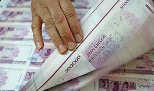انهيار قياسي للريال الإيراني والدولار الأميركي يتجاوز حاجز مليوني ريال