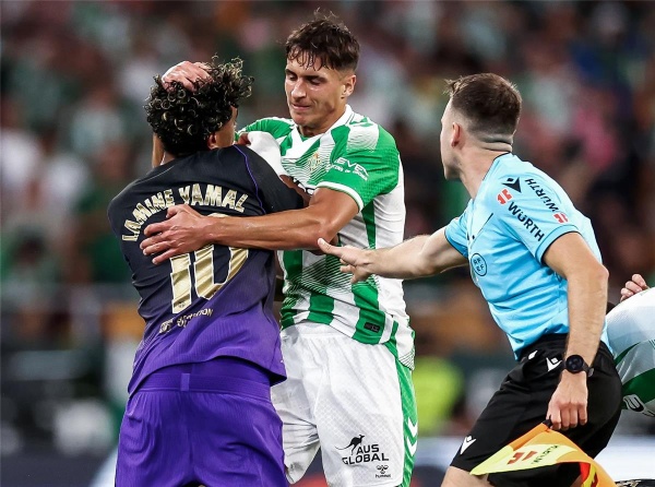 تقرير حكم مباراة برشلونة بشأن طرد لاعب ريال بيتيس بسبب لامين يامال والعقوبة المنتظرة