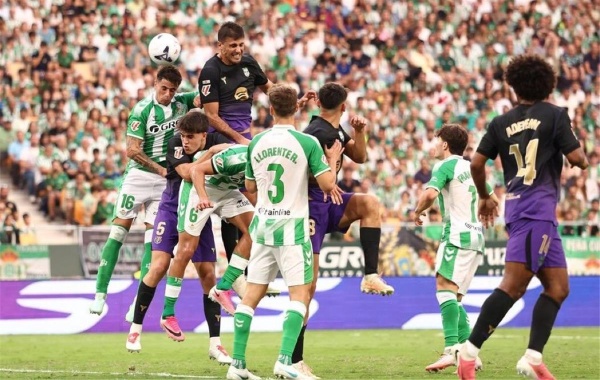 فيديو جدل تحكيمي مستمر لاعب ريال بيتيس ينجو من الطرد أمام برشلونة