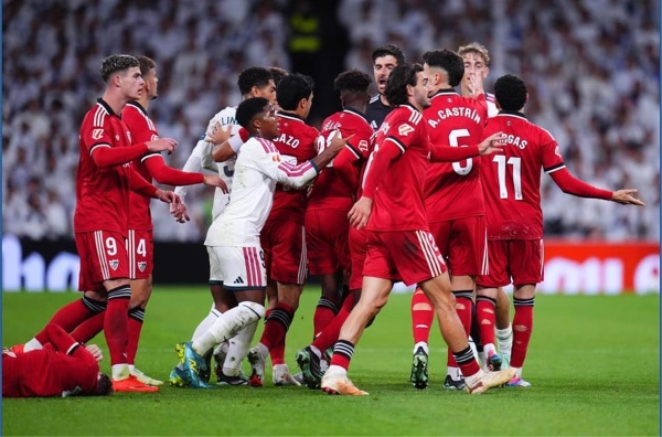 إشبيلية يسخر من التحكيم بعد الخسارة أمام ريال مدريد اخترتم مكان ا اشتهر بالسرقة إشبيلية يسخر من التحكيم بعد الخسارة أمام ريال مدريد اخترتم مكان ا اشتهر بالسرقة